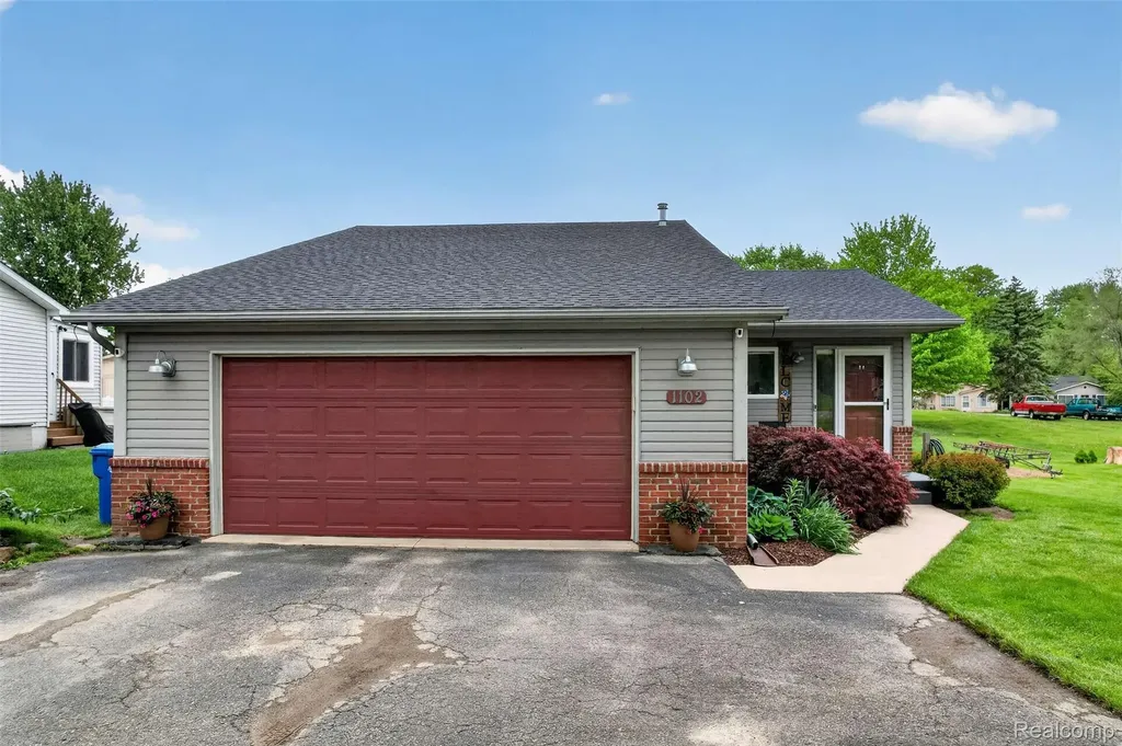 1102 Erskine Way Waterford Charter Township MI 48328