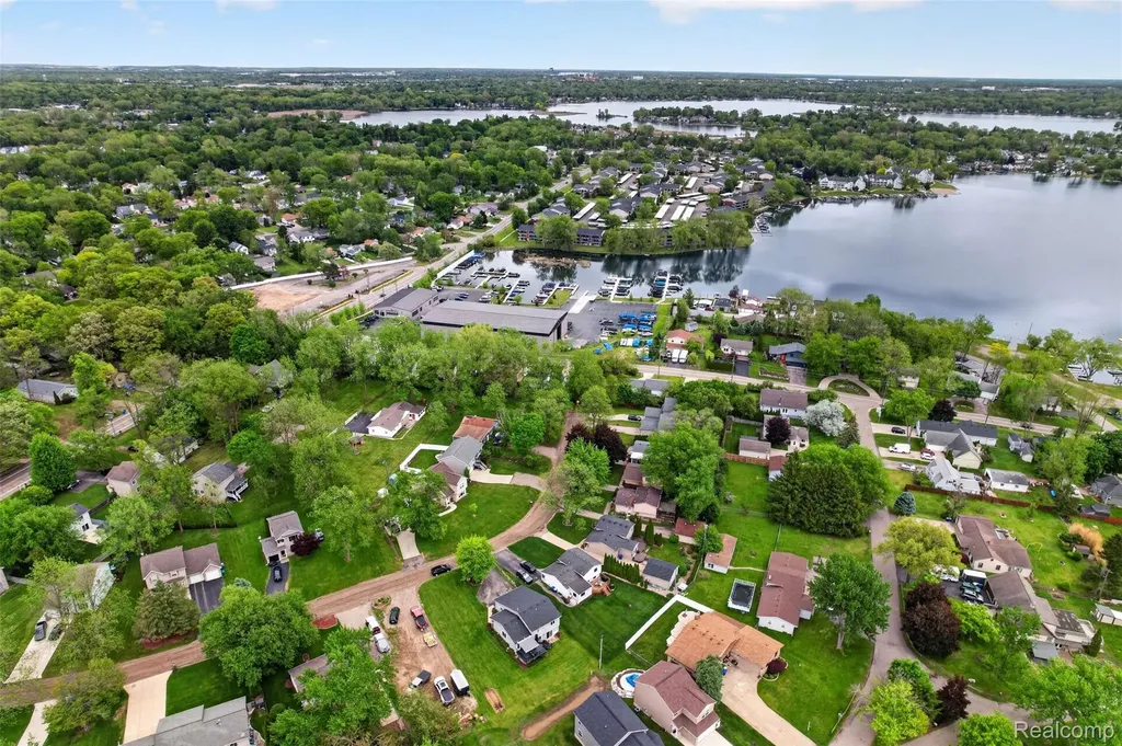 1102 Erskine Way Waterford Charter Township MI 48328
