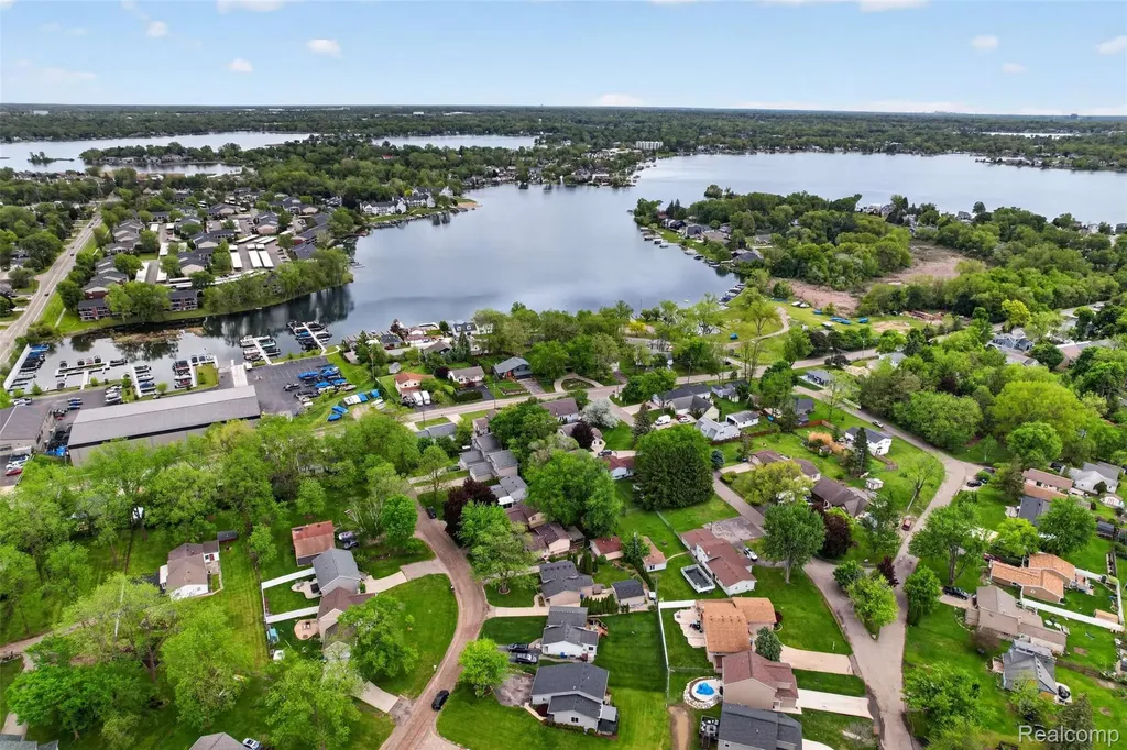 1102 Erskine Way Waterford Charter Township MI 48328