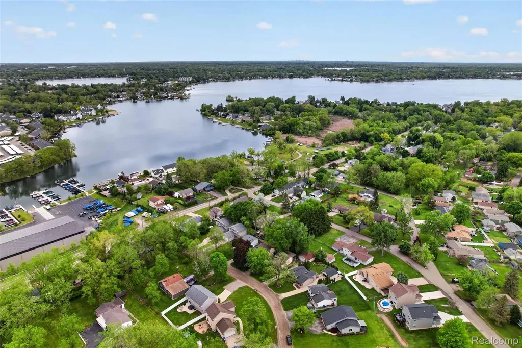 1102 Erskine Way Waterford Charter Township MI 48328
