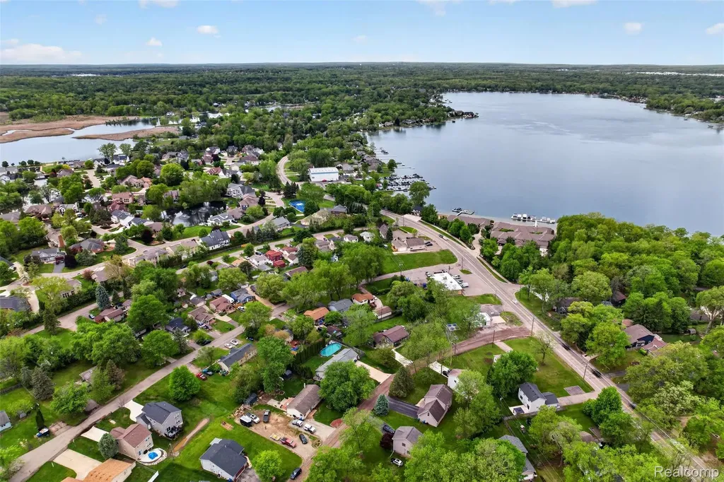 1102 Erskine Way Waterford Charter Township MI 48328