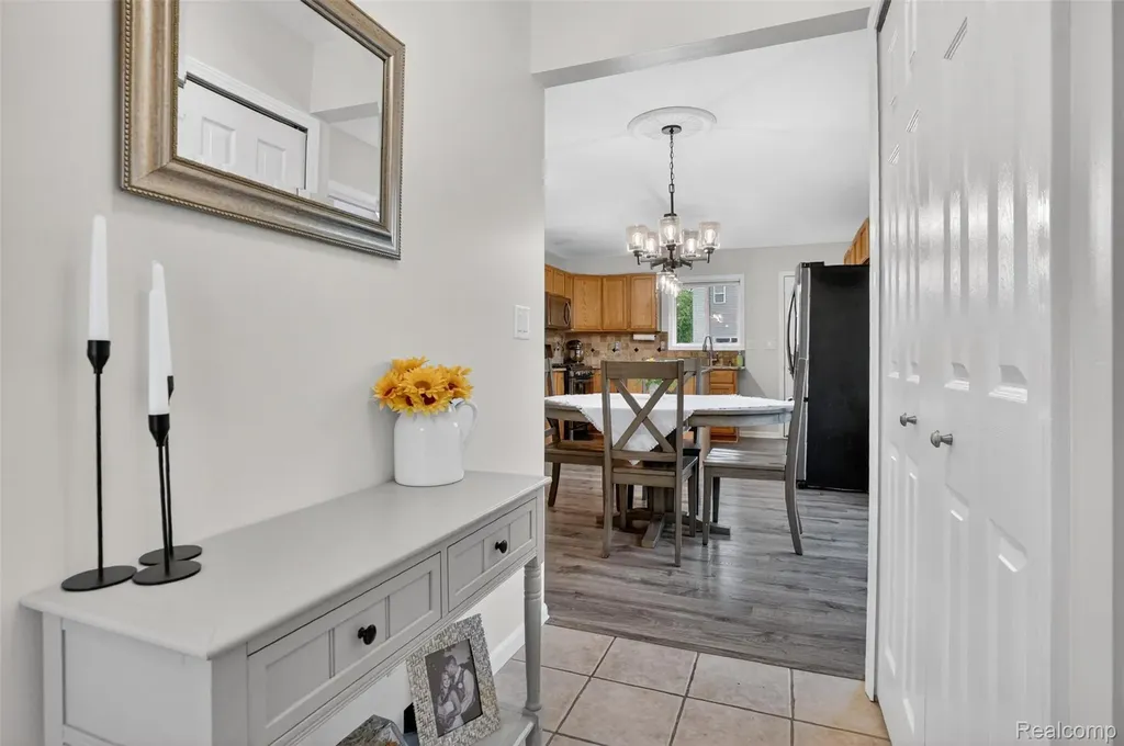 1102 Erskine Way Waterford Charter Township MI 48328