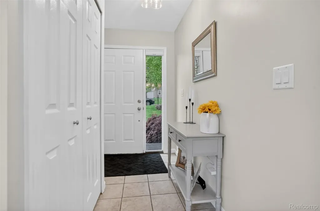 1102 Erskine Way Waterford Charter Township MI 48328