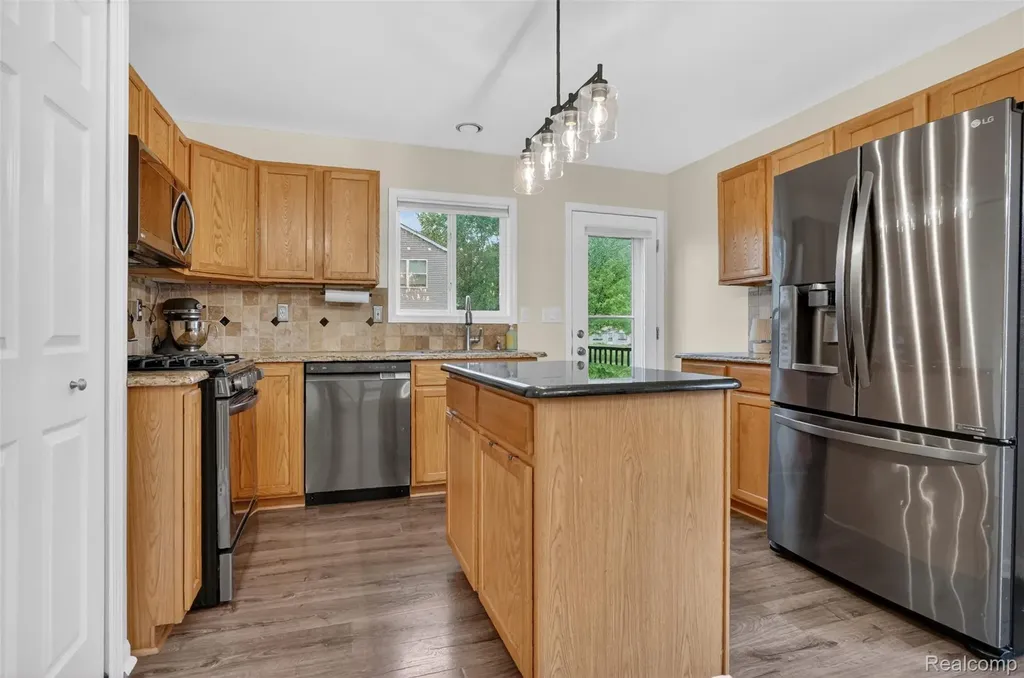 1102 Erskine Way Waterford Charter Township MI 48328