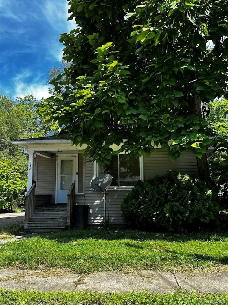 838 Clinton Street Flint City MI 48507