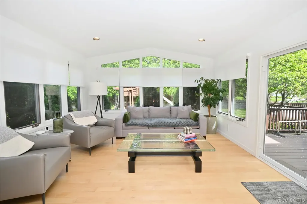 3202 Shadydale Court West Bloomfield Charter Township MI 48323
