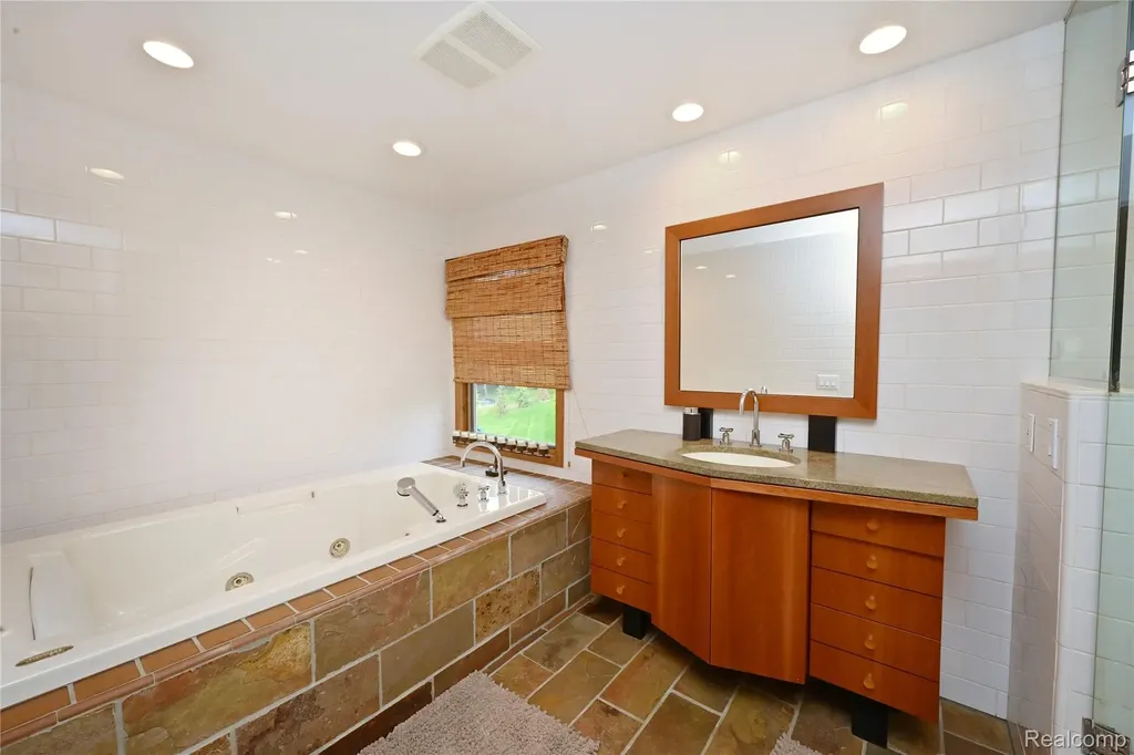 3202 Shadydale Court West Bloomfield Charter Township MI 48323