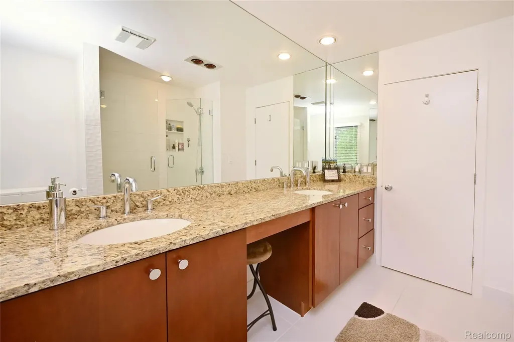 3202 Shadydale Court West Bloomfield Charter Township MI 48323