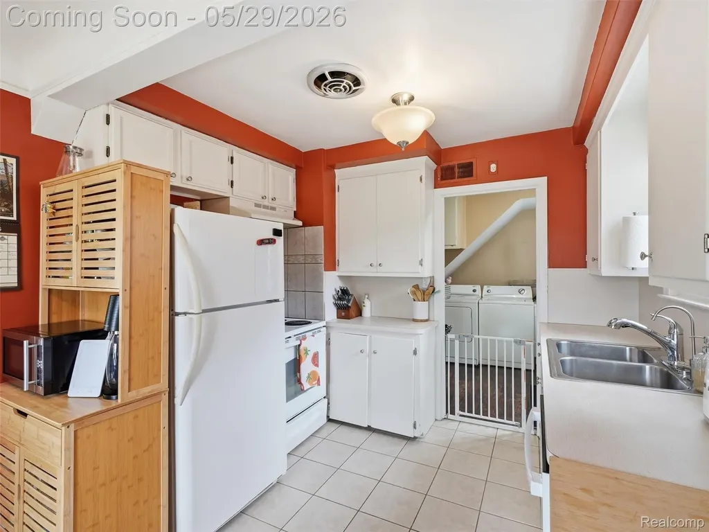 24721 Ridgedale Street Oak Park City MI 48237