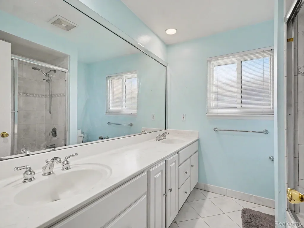 39629 Edgemont Drive Sterling Heights City MI 48310