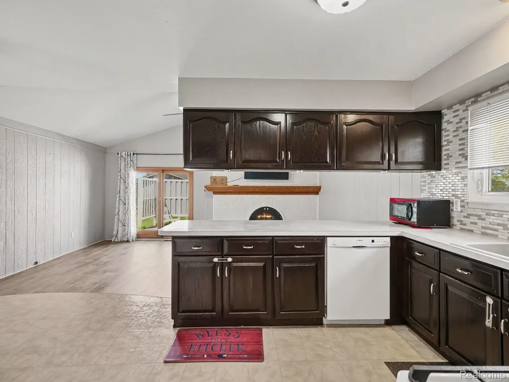 39629 Edgemont Drive Sterling Heights City MI 48310