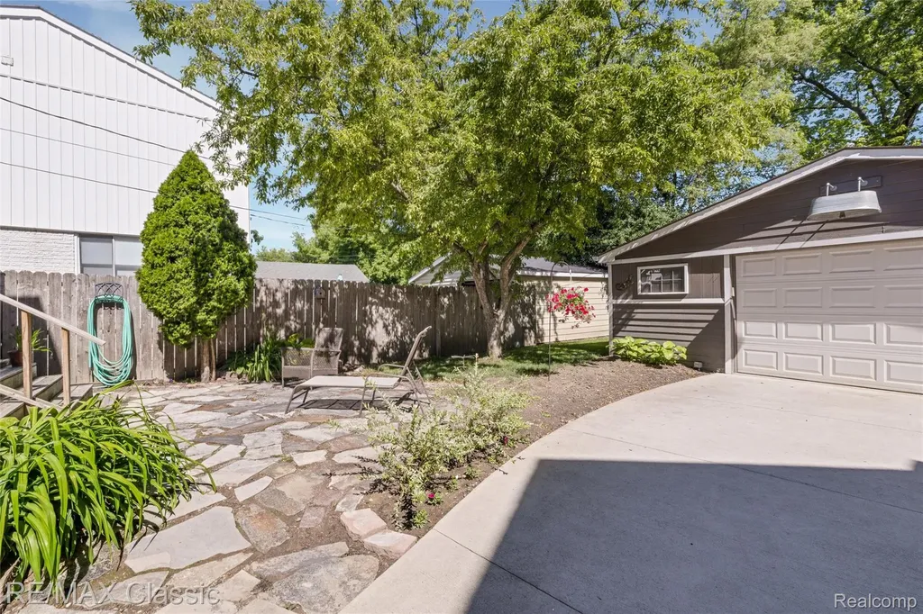1487 Emmons Avenue Birmingham City MI 48009