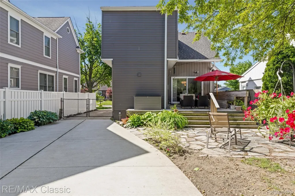 1487 Emmons Avenue Birmingham City MI 48009