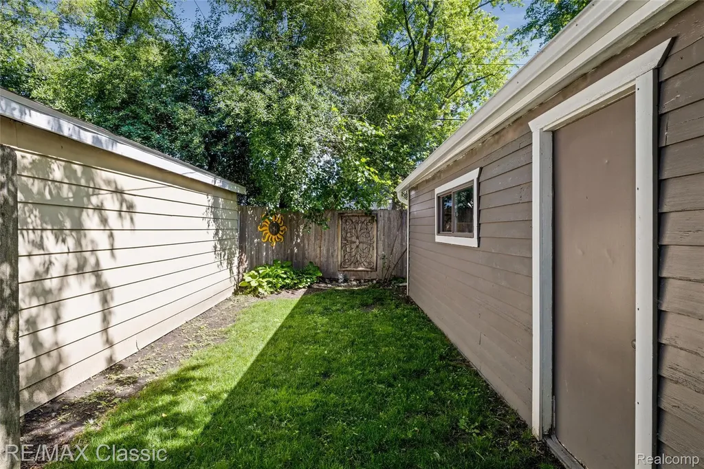 1487 Emmons Avenue Birmingham City MI 48009