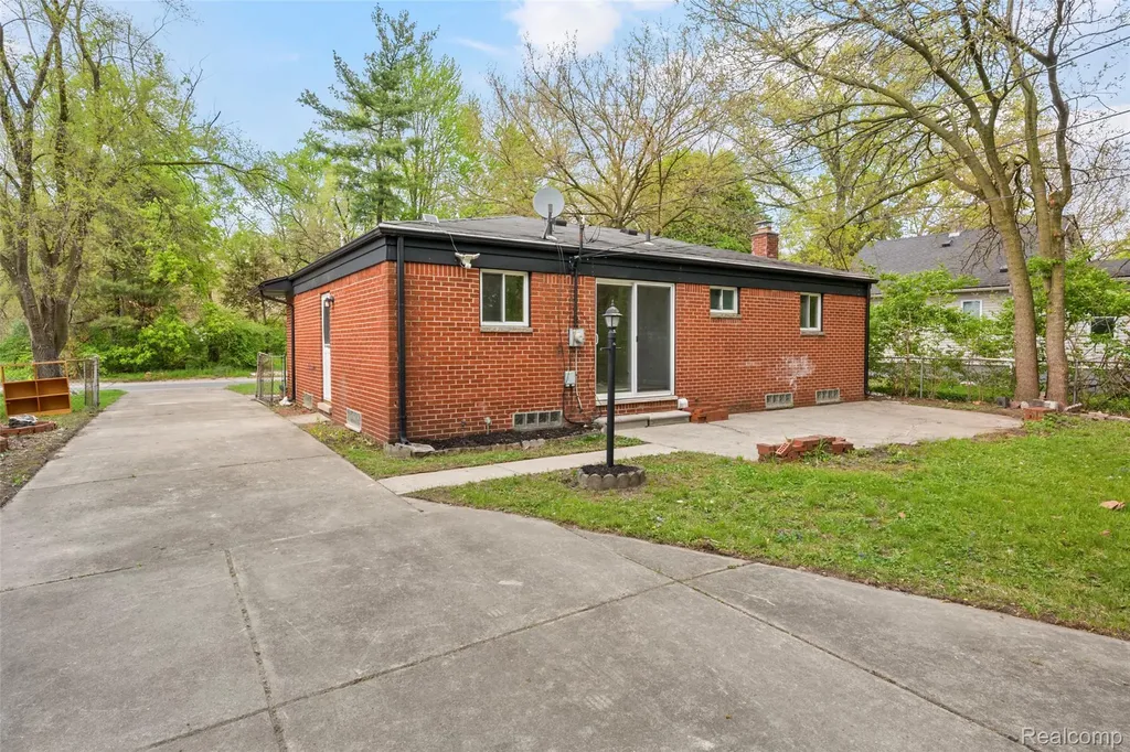 26027 Ross Street Inkster City MI 48141