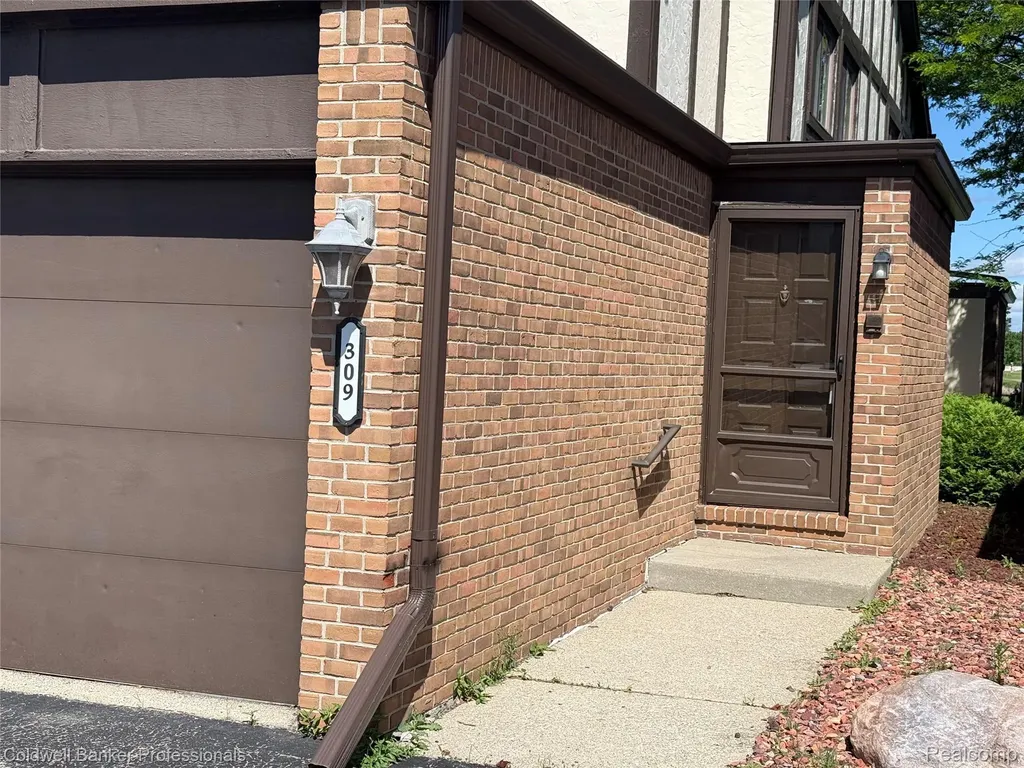 309 Country Club Drive St. Clair Shores City MI 48082