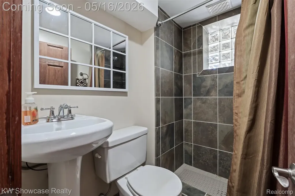 4693 Forest Avenue Waterford Charter Township MI 48328