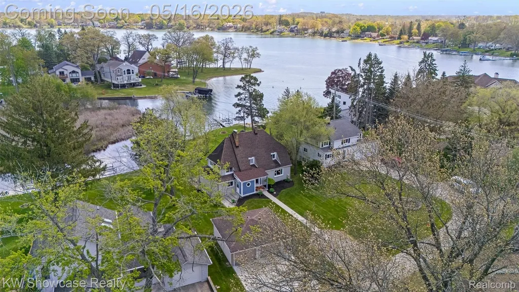 4693 Forest Avenue Waterford Charter Township MI 48328