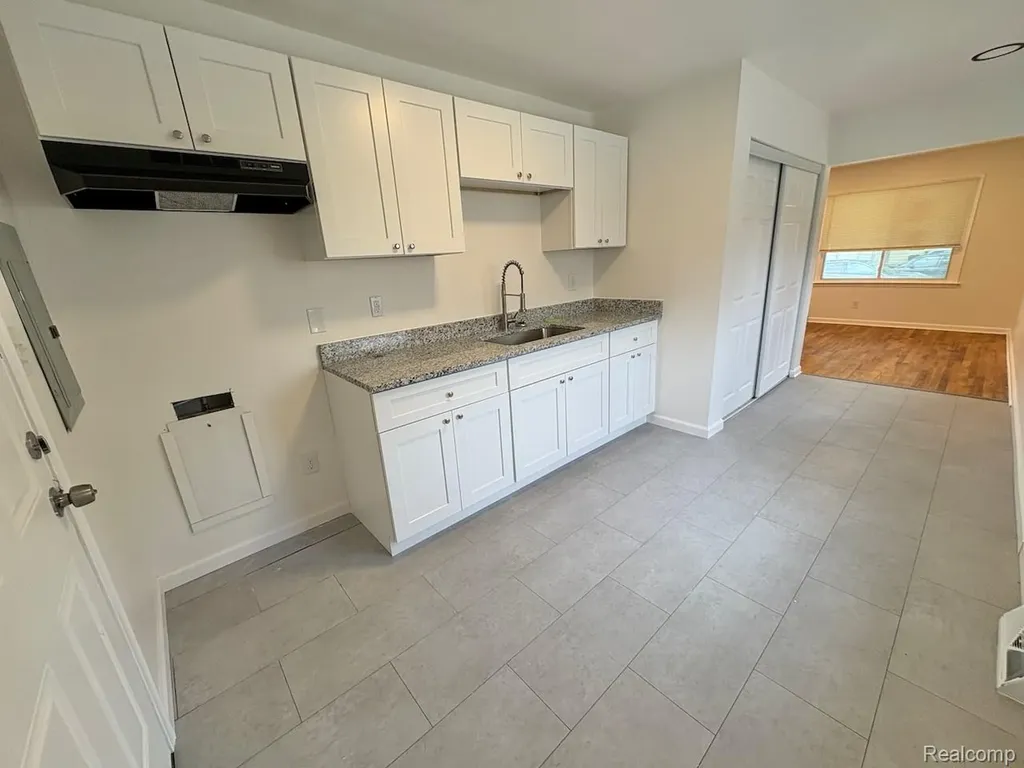 12524 Prospect Avenue Warren City MI 48089