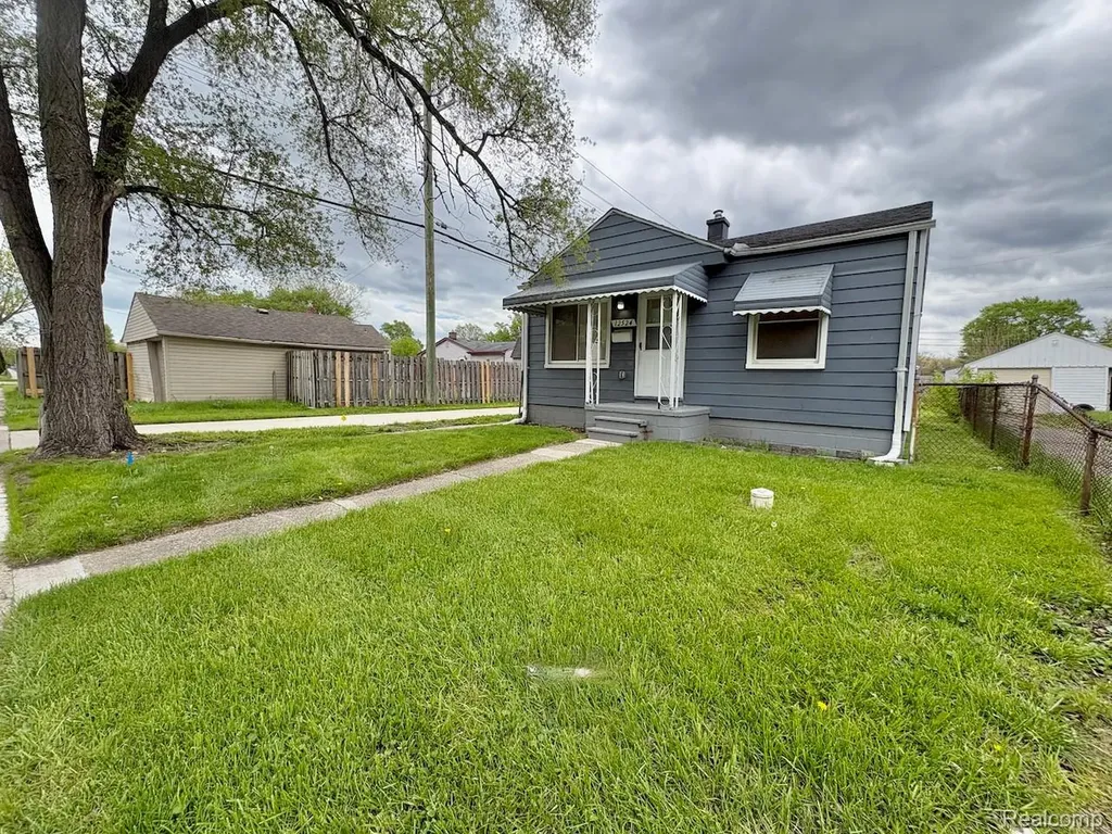 12524 Prospect Avenue Warren City MI 48089