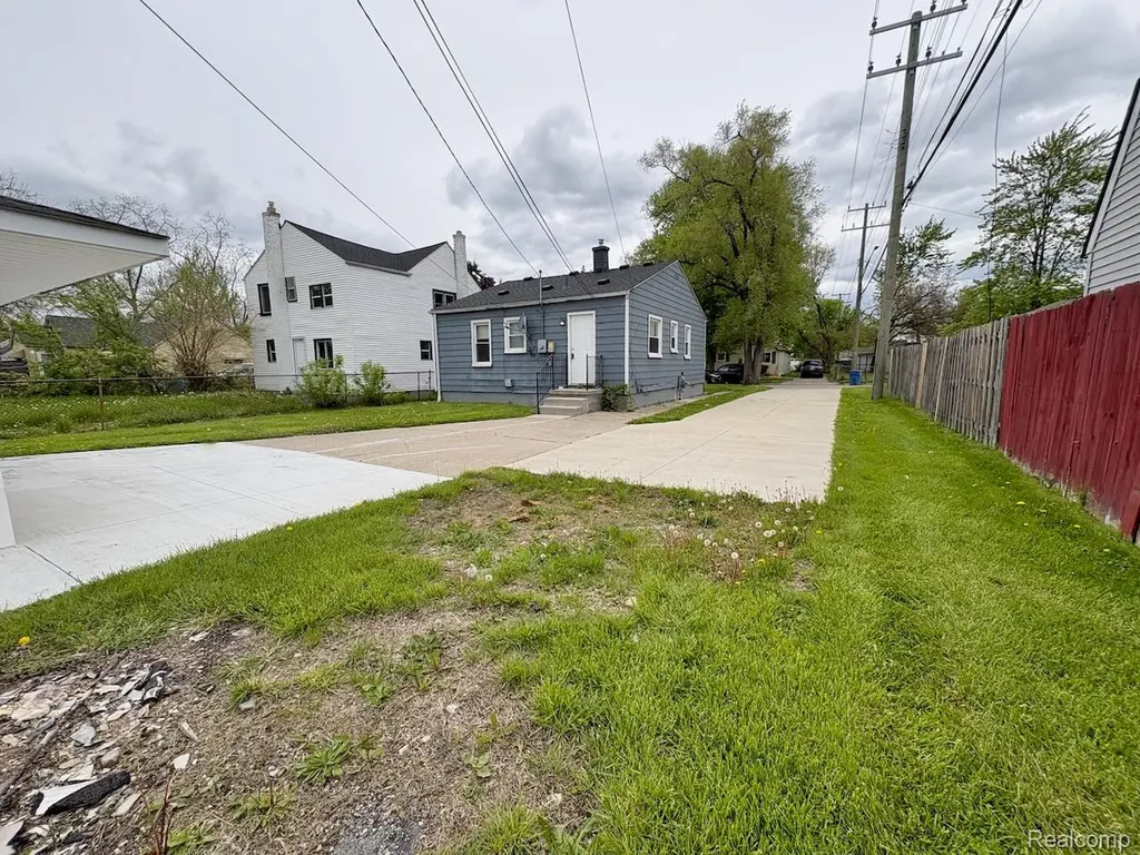12524 Prospect Avenue Warren City MI 48089