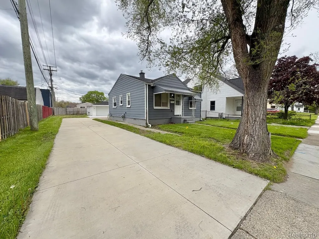 12524 Prospect Avenue Warren City MI 48089