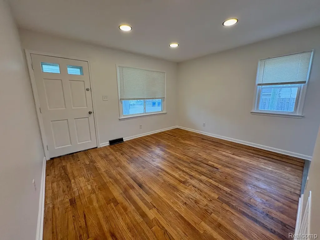 12524 Prospect Avenue Warren City MI 48089