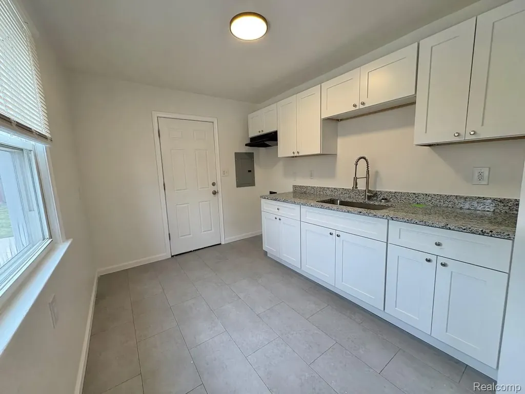 12524 Prospect Avenue Warren City MI 48089