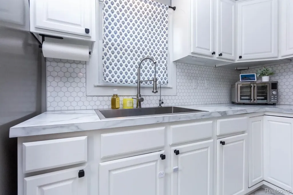 2559 Harrison Avenue Rochester Hills City MI 48307