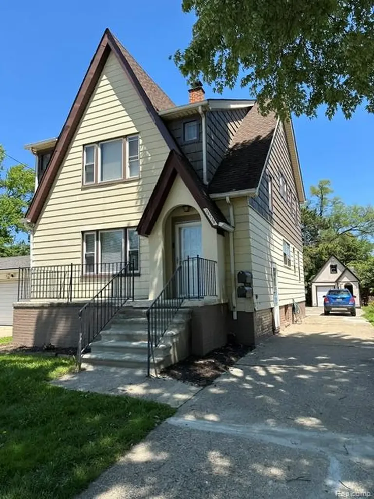 24320 Flower Avenue Eastpointe City MI 48021