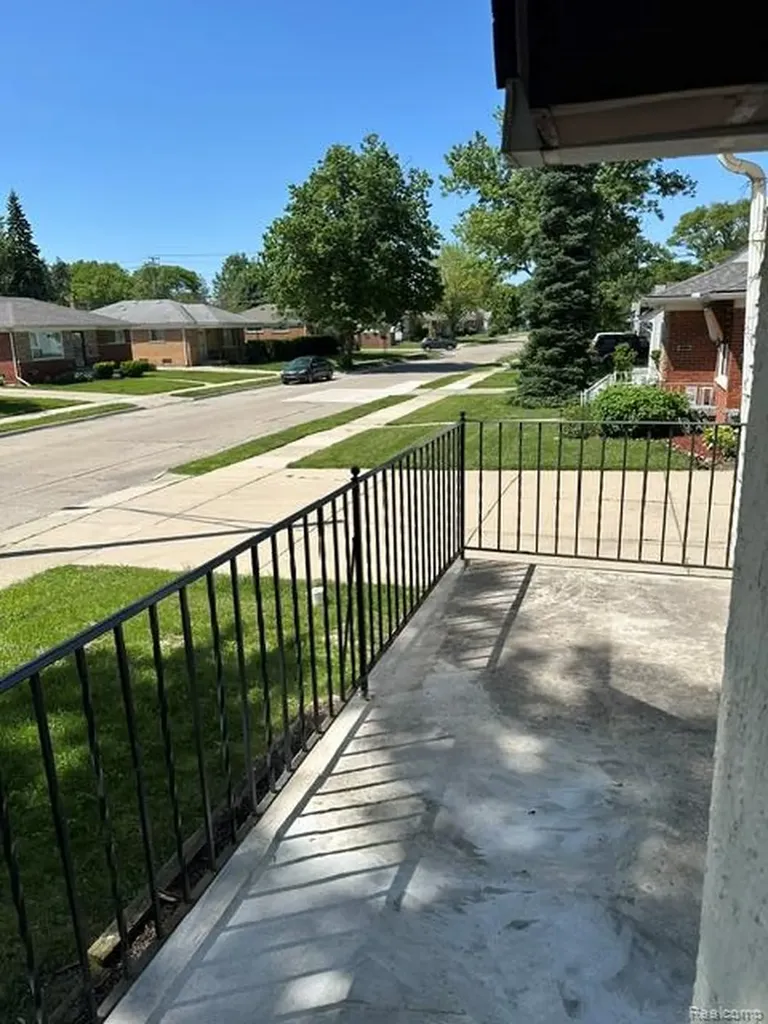 24320 Flower Avenue Eastpointe City MI 48021
