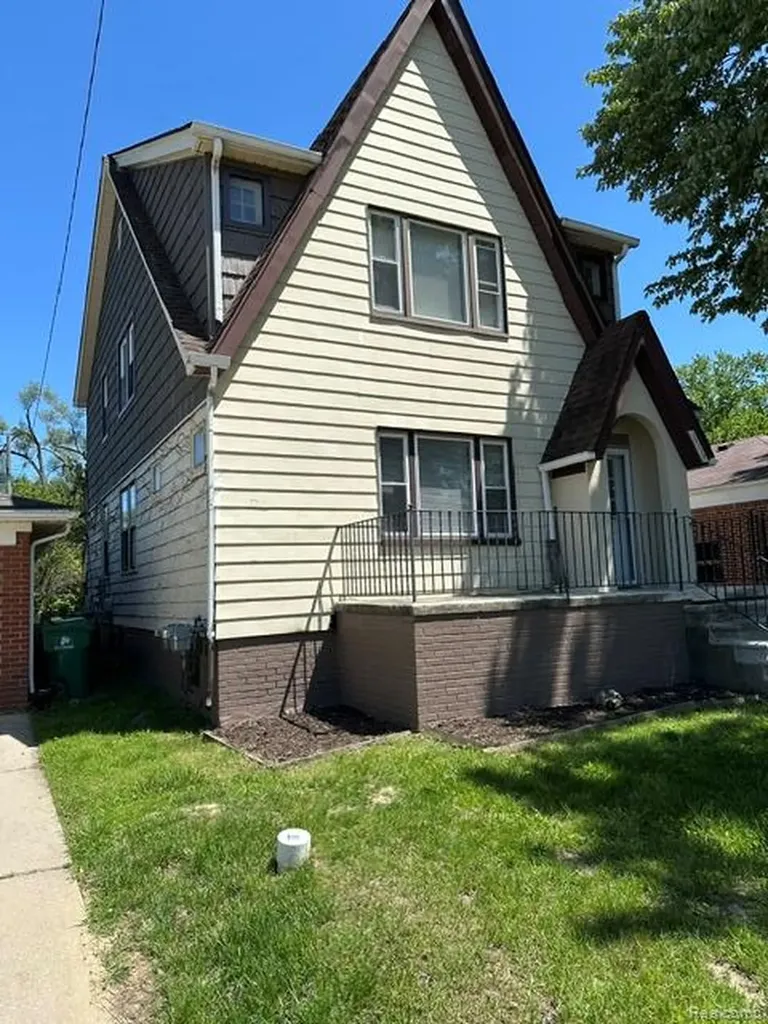 24320 Flower Avenue Eastpointe City MI 48021