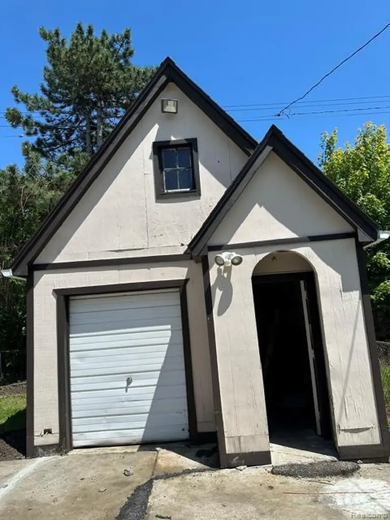 24320 Flower Avenue Eastpointe City MI 48021