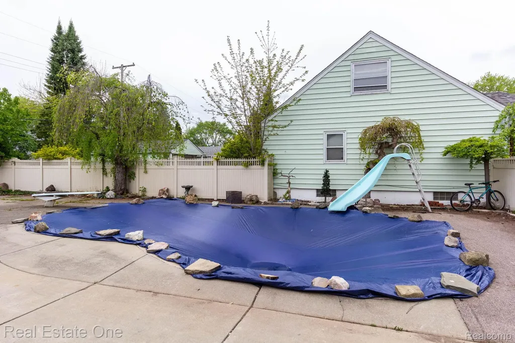 1977 Markese Avenue Lincoln Park City MI 48146