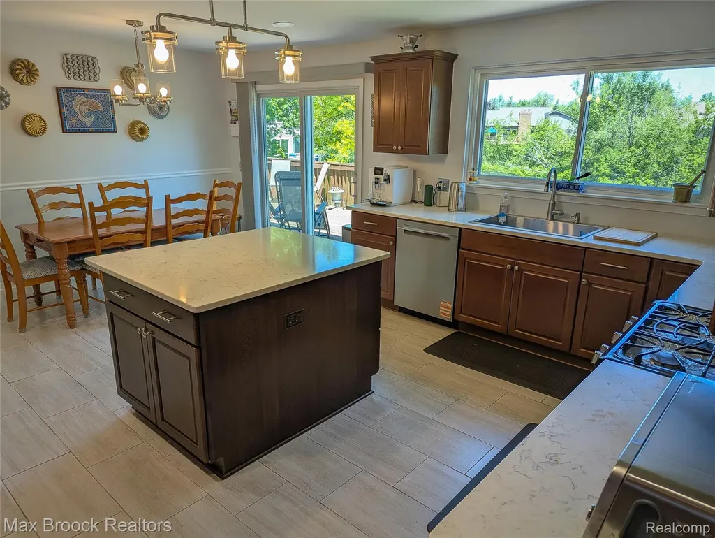5415 White Hall Circle West Bloomfield Charter Township MI 48323