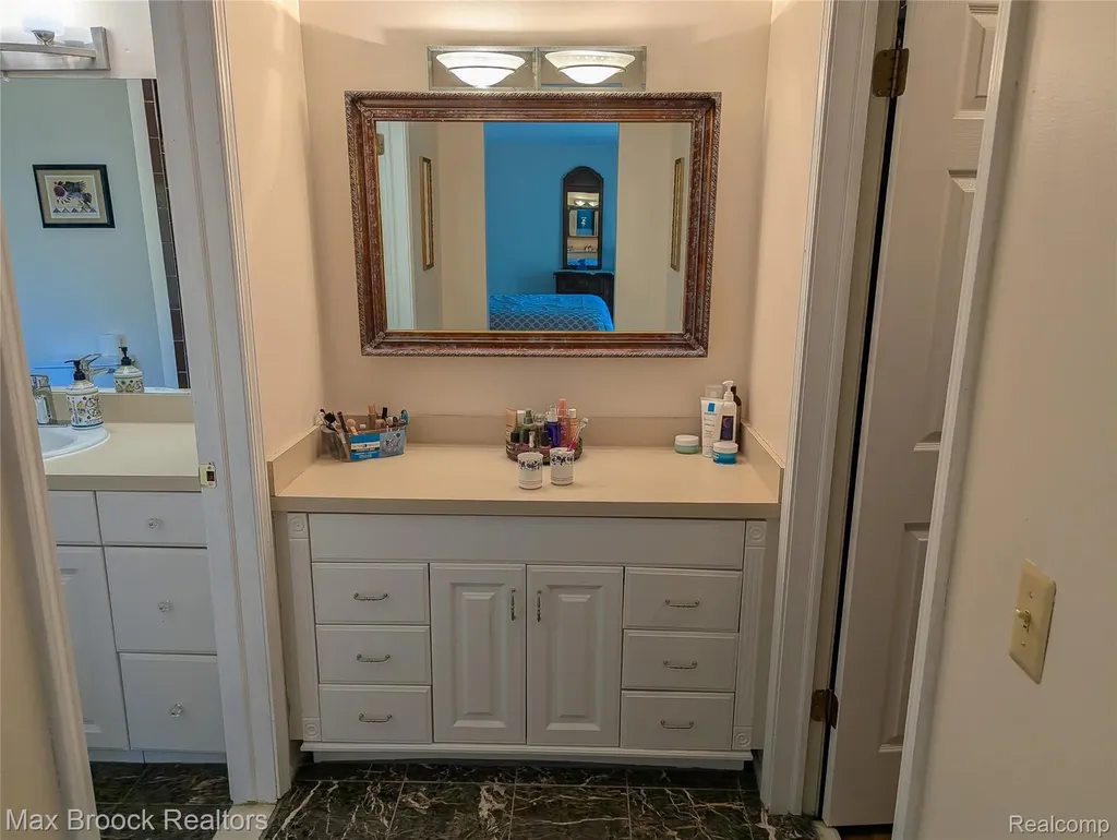 5415 White Hall Circle West Bloomfield Charter Township MI 48323