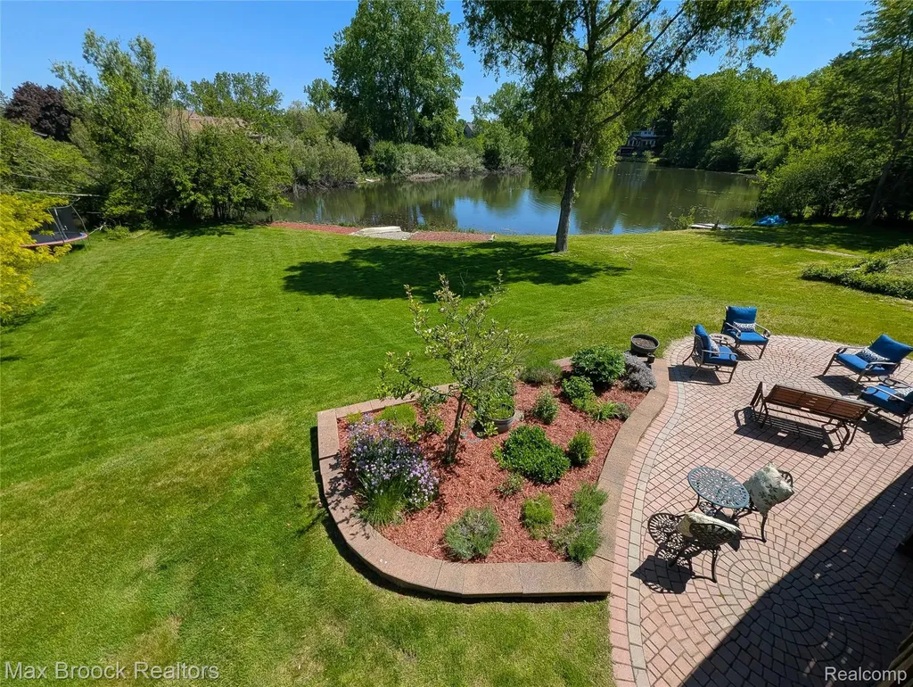 5415 White Hall Circle West Bloomfield Charter Township MI 48323