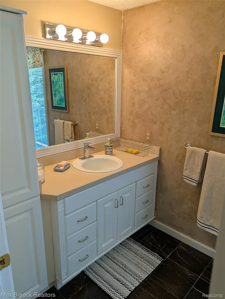 5415 White Hall Circle West Bloomfield Charter Township MI 48323