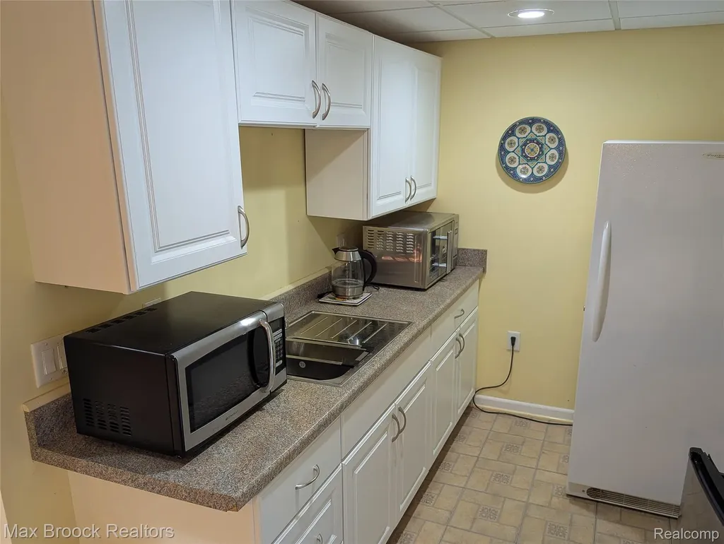 5415 White Hall Circle West Bloomfield Charter Township MI 48323