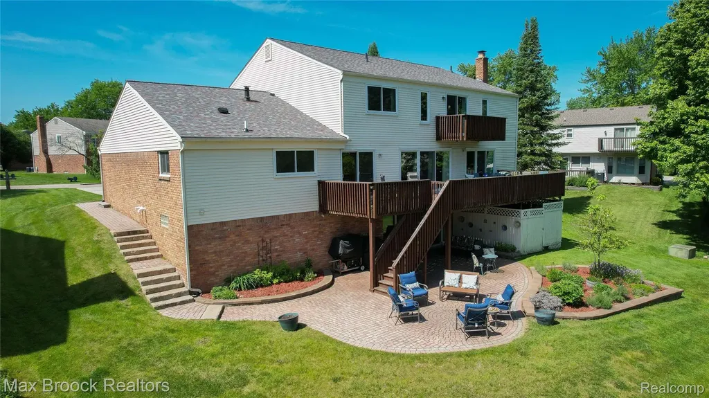 5415 White Hall Circle West Bloomfield Charter Township MI 48323