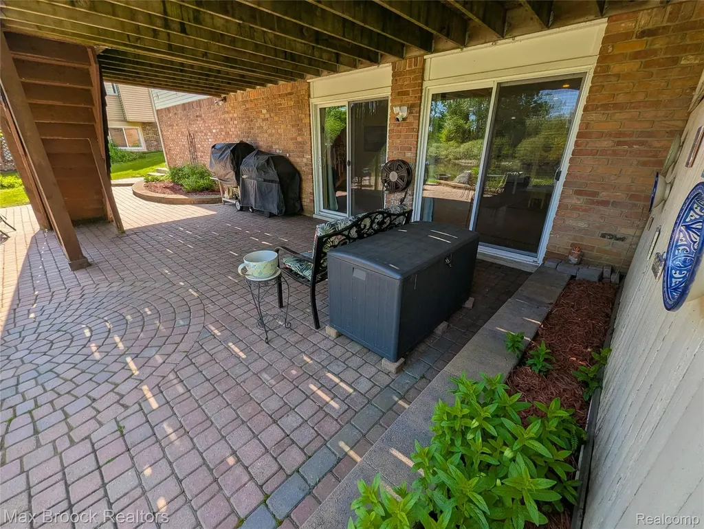 5415 White Hall Circle West Bloomfield Charter Township MI 48323
