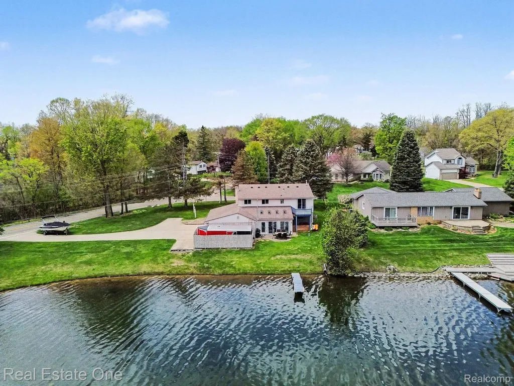 899 Rachelle Street White Lake Charter Township MI 48386