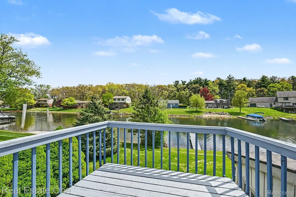 899 Rachelle Street White Lake Charter Township MI 48386