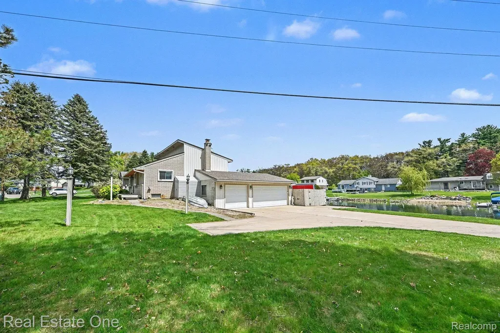 899 Rachelle Street White Lake Charter Township MI 48386