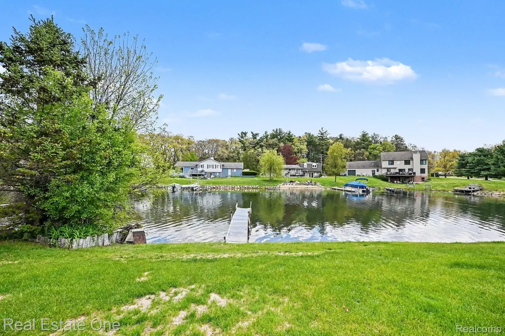 899 Rachelle Street White Lake Charter Township MI 48386