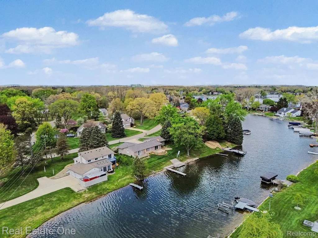 899 Rachelle Street White Lake Charter Township MI 48386