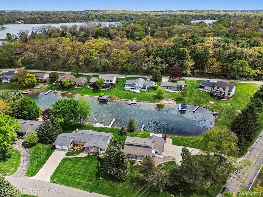 899 Rachelle Street White Lake Charter Township MI 48386