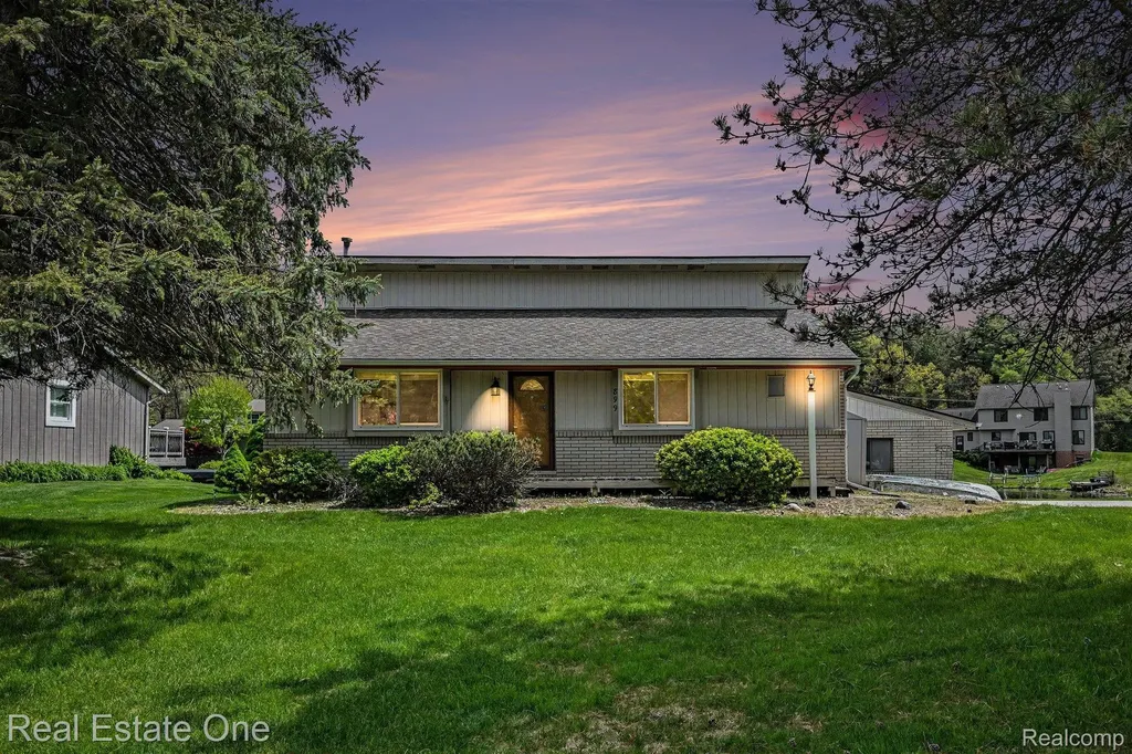 899 Rachelle Street White Lake Charter Township MI 48386