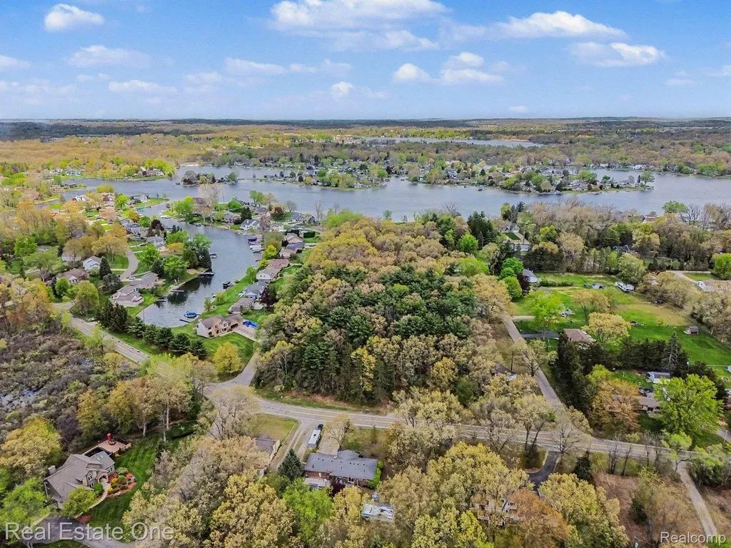 899 Rachelle Street White Lake Charter Township MI 48386