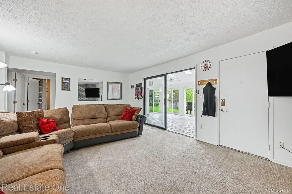 899 Rachelle Street White Lake Charter Township MI 48386